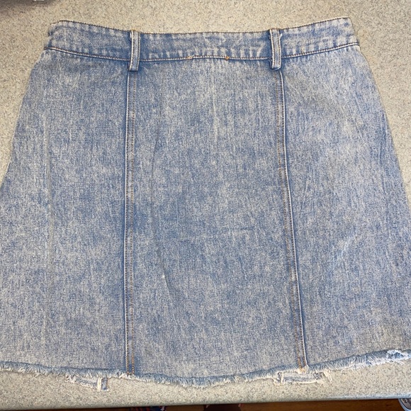 Love riche Size Large Denim Color Button Front Mini Skirt Light Wash - Picture 5 of 8